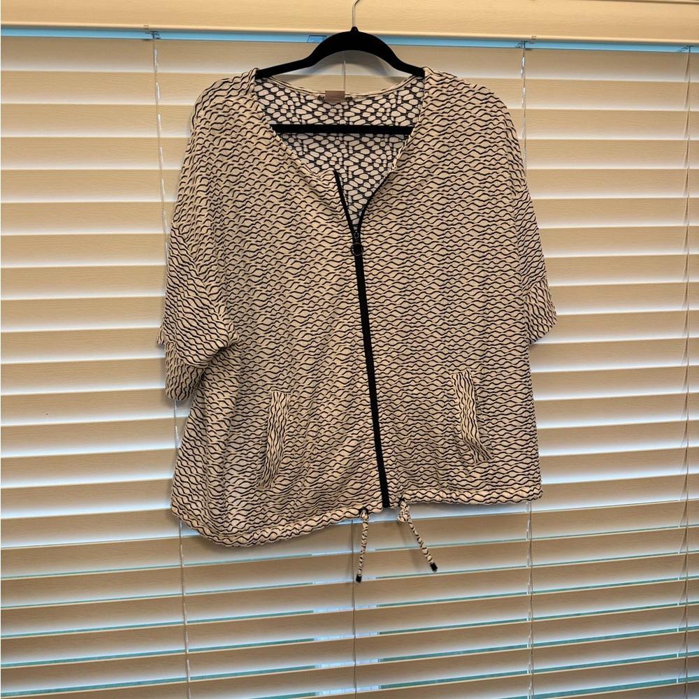 Women's Black and White Patterned Top